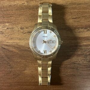 Fossil Women’s Scarlette Three-Hand/Day-Date Gold Tone Watch with Silver Dial